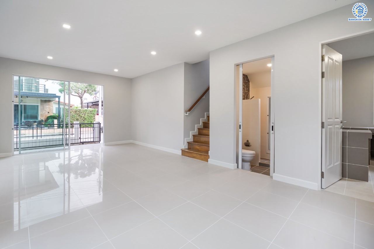 บ้านเดี่ยวมือสองนนทบุรี ม.ฮาบิเทีย ราชพฤกษ์-345 จากแบรนด์คุณภาพ Sansiri เนื้อที่ 50 ตร.ว. ฟังก์ชัน 3 ห้องนอน 2 ห้องน้ำ จอดรถได้ 2 คัน บนทำเลติดถนนใหญ่ 345 พร้อมเชื่อมสู่ราชพฤกษ์, แจ้งวัฒนะ และติวานนท์ ฯลฯ ได้อย่างรวดเร็ว ใกล้ทางด่วน "ศรีสมาน" และรายล้อมด้วยสิ่งอำนวยความสะดวกครบ